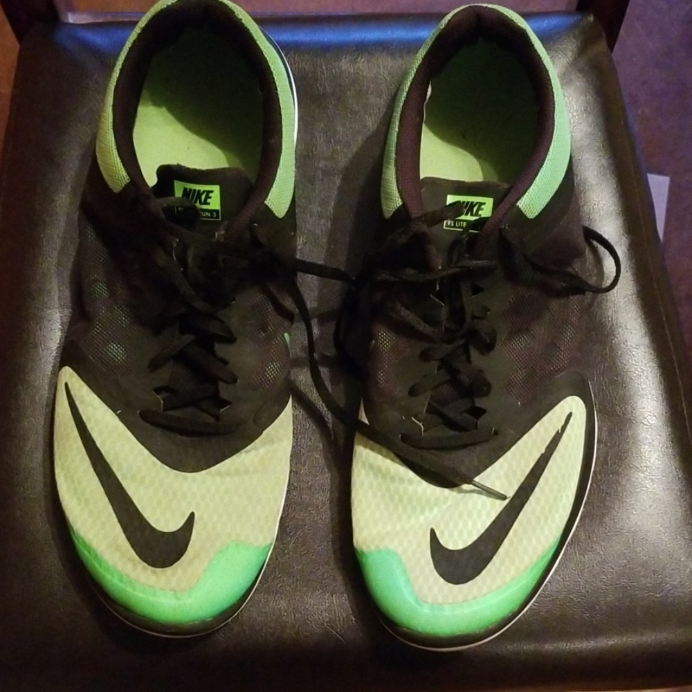 Tennis shoes